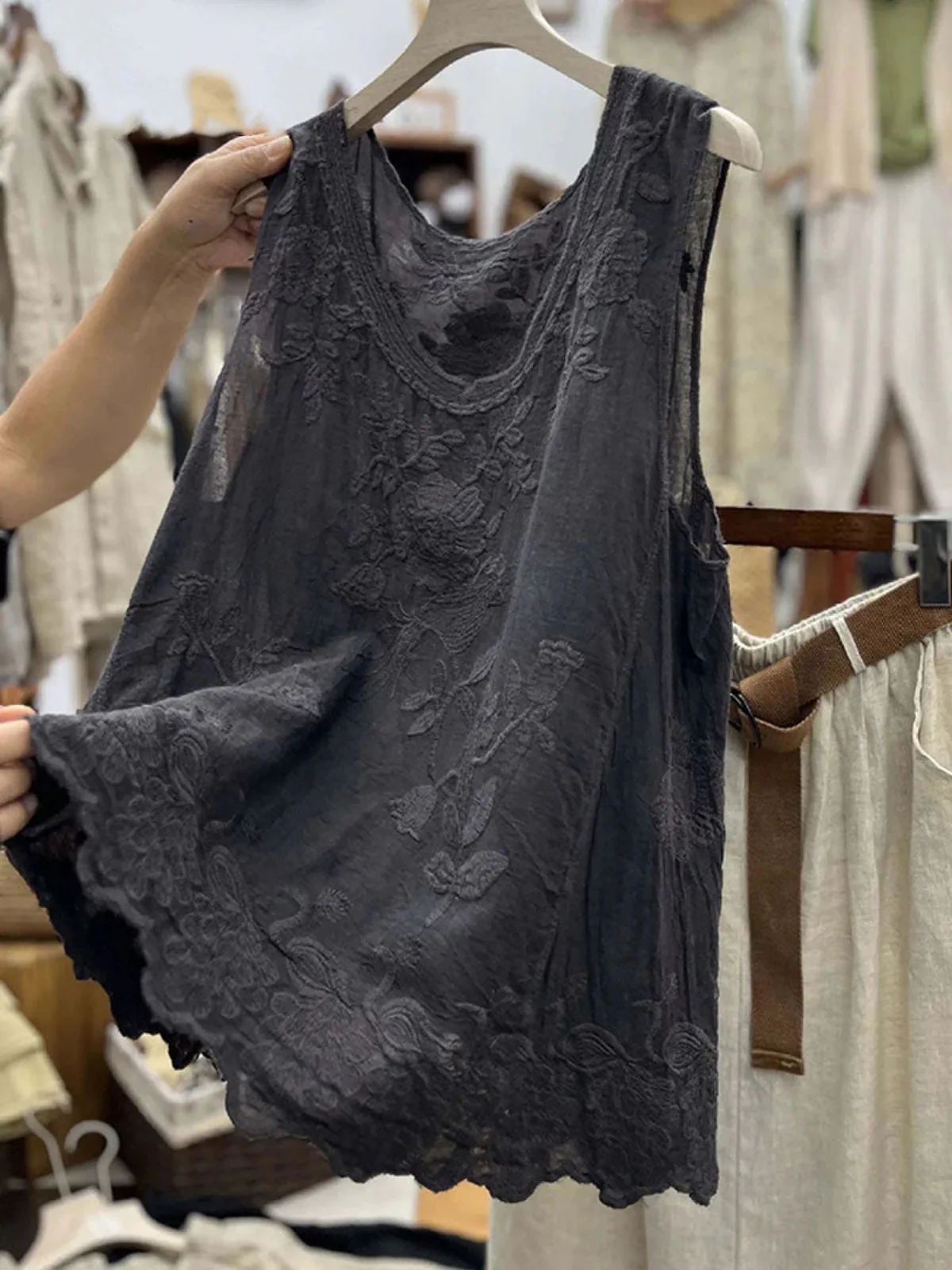 Women’s Solid Color Embroidered Sleeveless Loose Fit Round Neck Tank Top