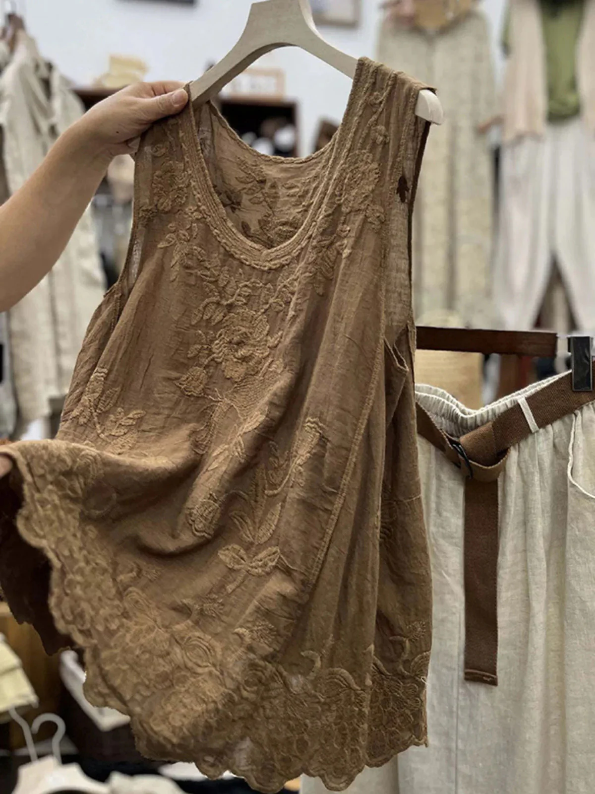 Women’s Solid Color Embroidered Sleeveless Loose Fit Round Neck Tank Top